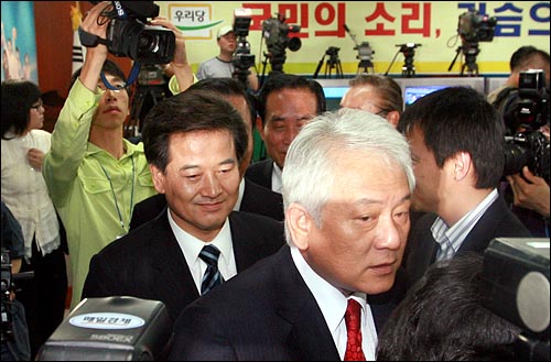  2006년 5월 31일에 실시된 지방선거 방송사 출구조사 결과가 열린우리당의 참패로 나타나자, 정동영 당시 의장과 김한길 당시 원내대표가 상황실을 빠져나가고 있다.
